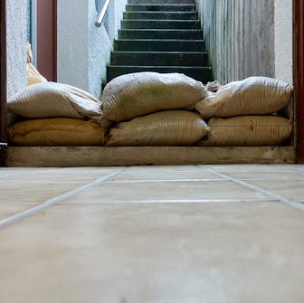 Sandsekker mot skybrudd Sandsekker ved inngangen til kjelleren som beskyttelse mot skybrudd.